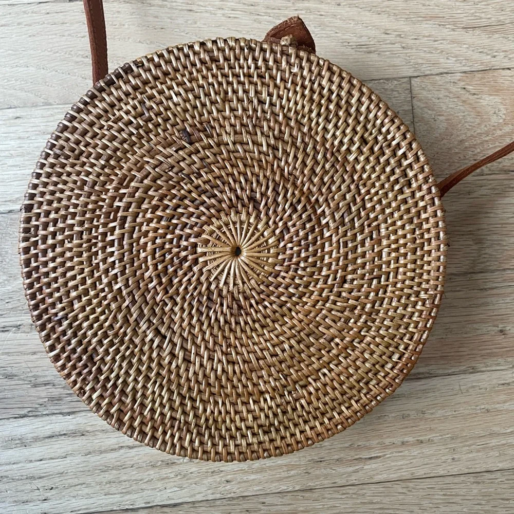 Round Rattan Crossbody Purse New Without Tags - Picture 6 of 8